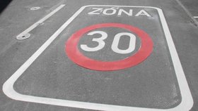 Praha 7 by ráda v obytných částech zavedla dopravní Zónu 30.