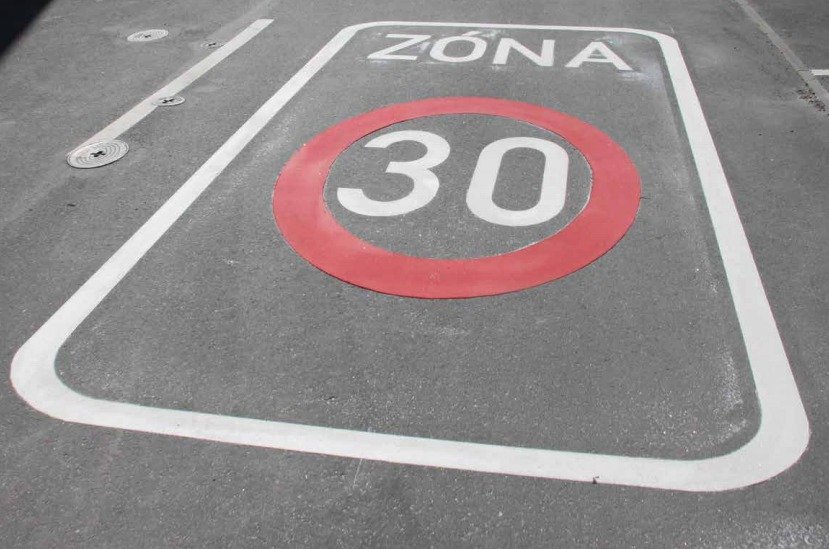 Praha 7 by ráda v obytných částech zavedla dopravní Zónu 30.