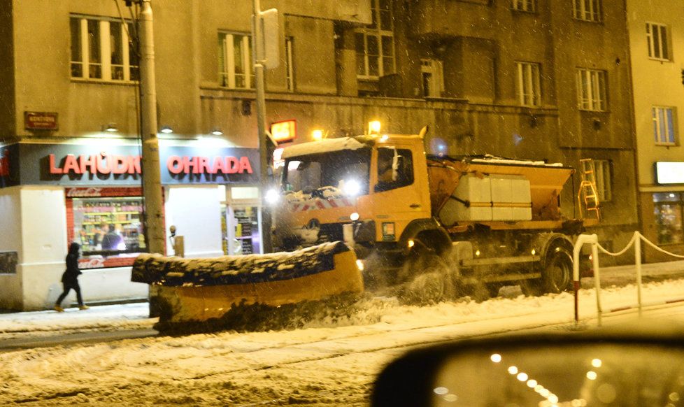 Dopravu na řadě míst Česka komplikují popadané stromy. Na silnicích se tvoří ledové jazyky, náledí a závěje.