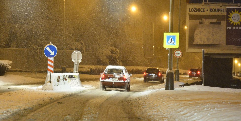 Dopravu na řadě míst Česka komplikují popadané stromy. Na silnicích se tvoří ledové jazyky, náledí a závěje.