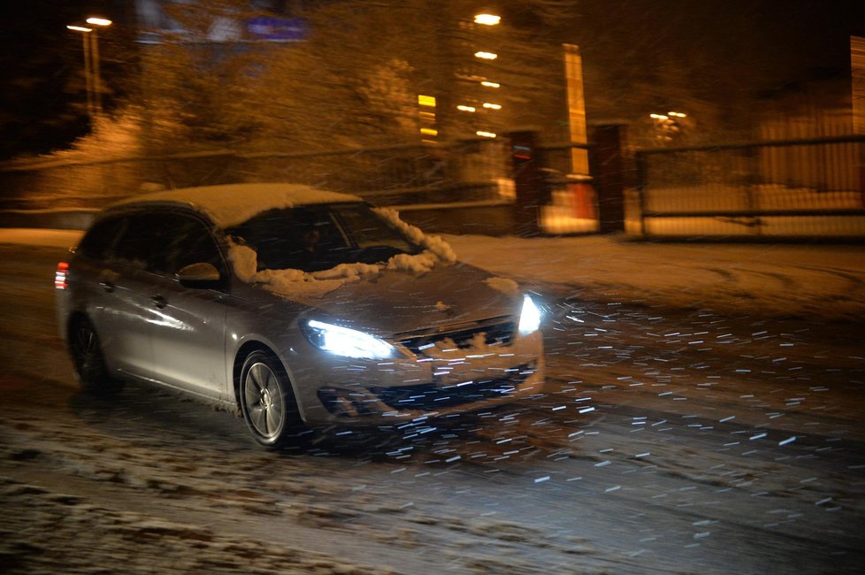 Dopravu na řadě míst Česka komplikují popadané stromy. Na silnicích se tvoří ledové jazyky, náledí a závěje