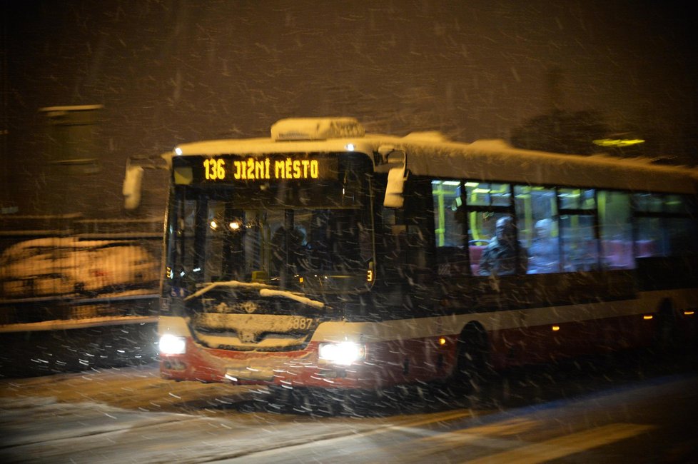 Dopravu na řadě míst Česka komplikují popadané stromy. Na silnicích se tvoří ledové jazyky, náledí a závěje.