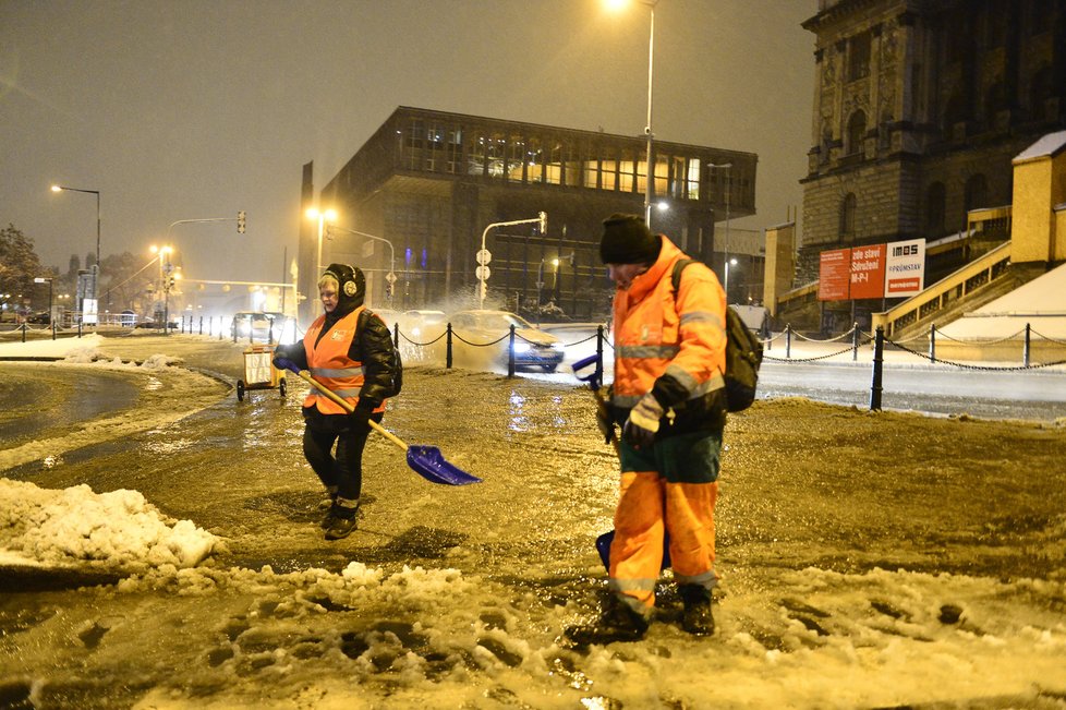 Dopravu na řadě míst Česka komplikují popadané stromy. Na silnicích se tvoří ledové jazyky, náledí a závěje