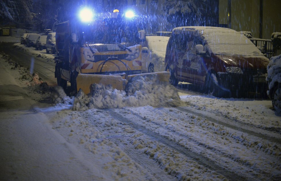 Dopravu na řadě míst Česka komplikují popadané stromy. Na silnicích se tvoří ledové jazyky, náledí a závěje