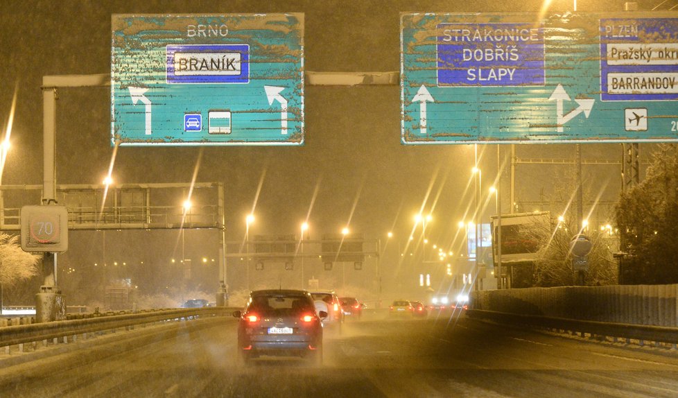 Dopravu na řadě míst Česka komplikují popadané stromy. Na silnicích se tvoří ledové jazyky, náledí a závěje.