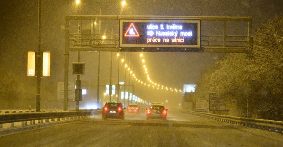 Dopravu na řadě míst Česka komplikují popadané stromy. Na silnicích se tvoří ledové jazyky, náledí a závěje.