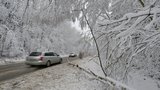 Ledovka na silnicích dál trápí řidiče. Silničáři nabádají k opatrnosti
