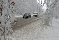 Sněžení komplikuje dopravu napříč Českem. Silničáři varují před námrazou