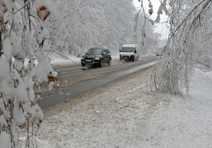 Sněžení komplikuje dopravu napříč Českem .Silničáři varují před námrazou(ilustrační foto)