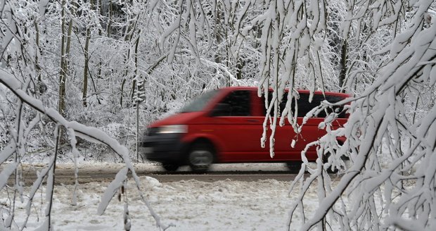 Sněhová nadílka v Česku: Hrozí námraza a domácnosti jsou dále bez proudu