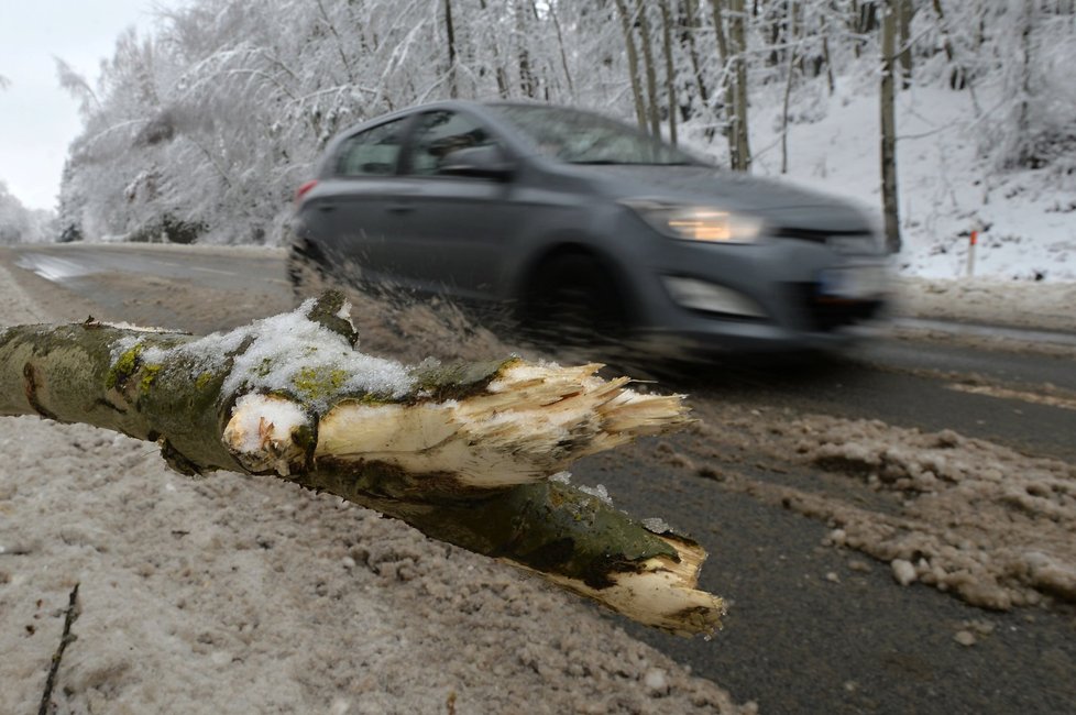 Sněhová kalamita na Liberecku způsobila hromadné nehody. Sněžit nepřestává. (ilustrační foto)
