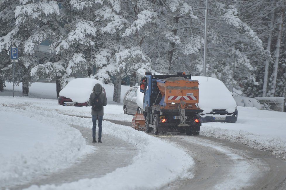 Dopravu v Česku trápí sníh (8. 1. 2019)