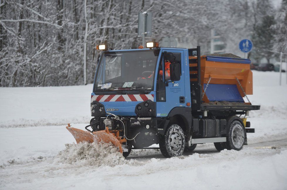 Dopravu v Česku trápí sníh (8. 1. 2019)