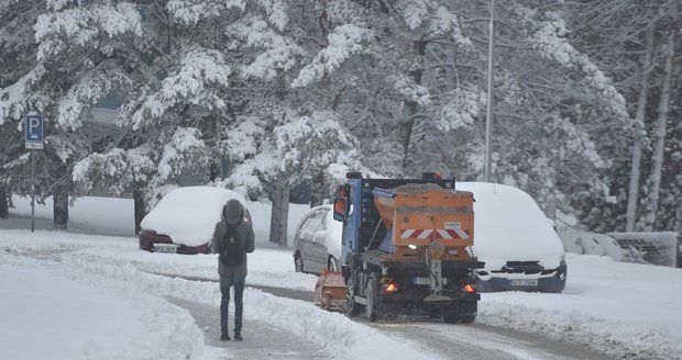 Sníh zavřel Čechům hranice. Přes Boží Dar neprojedou, do Rakouska stáli