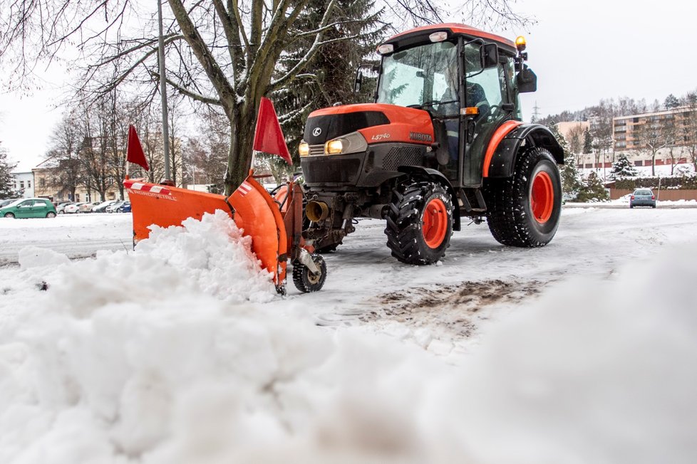 Dopravu v Česku trápí sníh (8. 1. 2019)