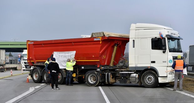 Slováci večer zablokují kamionům hranice. Vadí jim silniční daně, vláda se brání