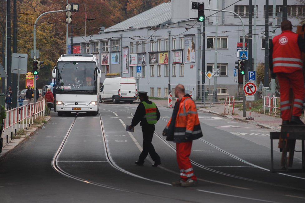 v Jaromírově ulici strhl dvoupatrový autobus tramvajovou trolej.