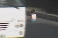 VIDEO: Dítě (1) se batolilo mezi auty