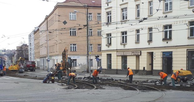 Dělníci pracují na opravě křižovatky Jugoslávská–Merhautova–Vranovská.