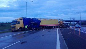 Na Pražském okruhu bouraly tři náklaďáky, nehoda zablokovala cestu na Brno.