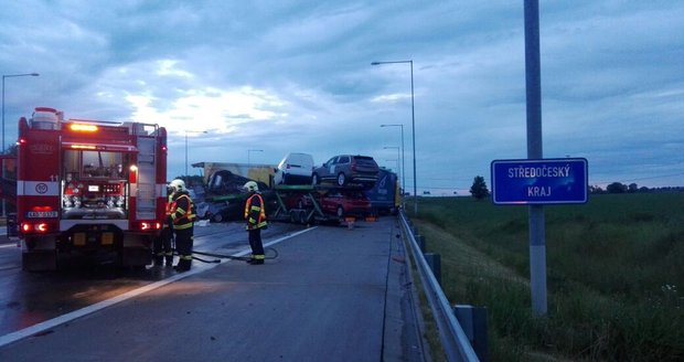 Na Pražském okruhu bouraly tři náklaďáky, nehoda zablokovala cestu na Brno.