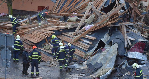 Silný vítr nekončí. Nebude jak Eberhard, meteorologové přesto vyzývají k opatrnosti