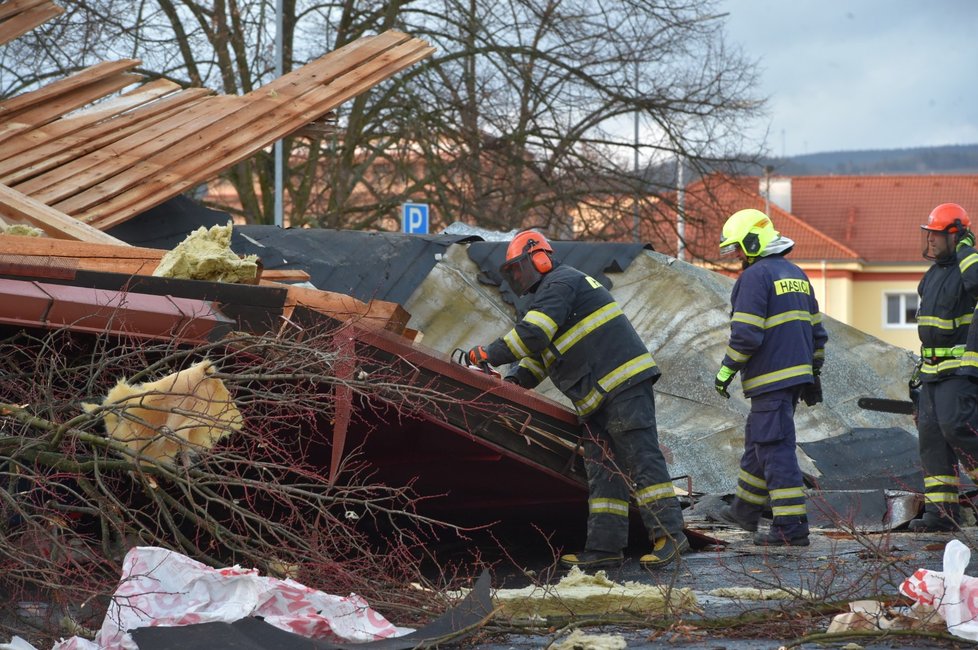 V Česku řádil vichr, zkomplikoval dopravu (11. 3.)