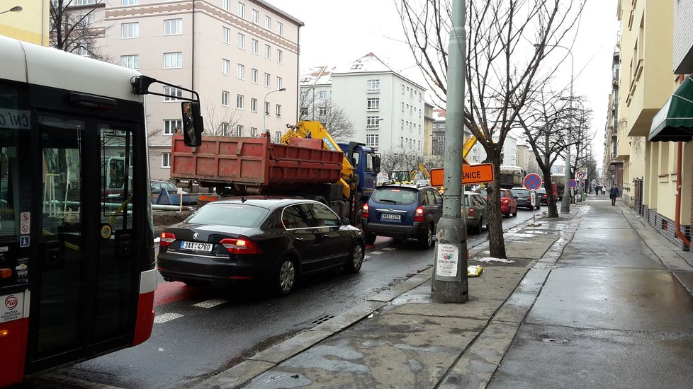 Ve špičkách se na Vršovické tvořily dlouhé kolony aut, řidiči se rozčilovali