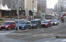 Auta, tramvaje i autobusy v zácpě: To je doprava v Praze roku 2018! Vadí vám kolony?  Jste zpovykaní Pražané, řekla Krnáčová