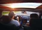 Devět nejvíce nebezpečných věcí za volantem. Děláte je taky?