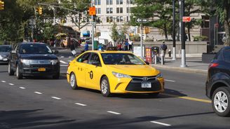 OBRAZEM: Osmiválcové sedany vyměnili newyorští taxikáři za japonské hybridy