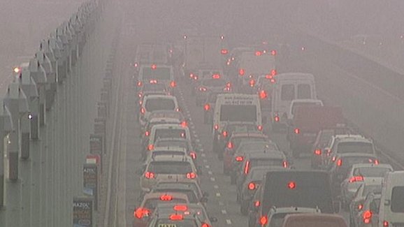 Praha má návrh omezení dopravy během smogu. O vjezdu do centra rozhodne číslo SPZ!