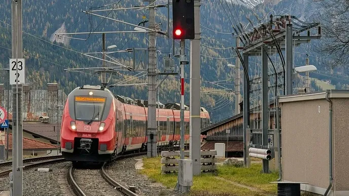 Práva cestujících v EU se vztahují na přibližně 13 miliard cest letadlem, vlakem, dálkovým autobusem, autobusem nebo trajektem ročně. Práva cestujících v EU se vztahují na přibližně 13 miliard cest letadlem, vlakem, dálkovým autobusem, autobusem nebo trajektem ročně.