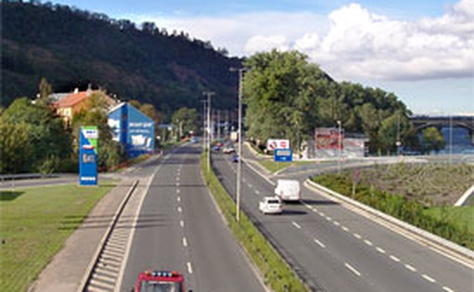 Praha zpomaluje: Plošné třicítky a další omezení rychlosti na výpadovkách