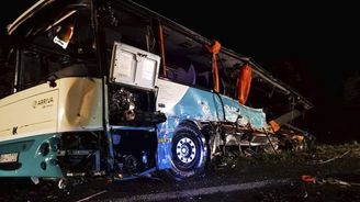 Při nehodě autobusu na jihu Slovenska zemřelo 12 lidí, další jsou zranění