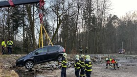 Drama v exkluzivní obci celebrit: Řidič (36) v Jevanech obrátil vůz na střechu. Na dně rybníka!
