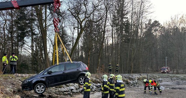 V Jevanech došlo v Pilském rybníku ke kuriozní nehodě. Řidič vyjel z vozovky přímo do rybníku, kde svůj vůz obrátil na střechu. (30. leden 2024)