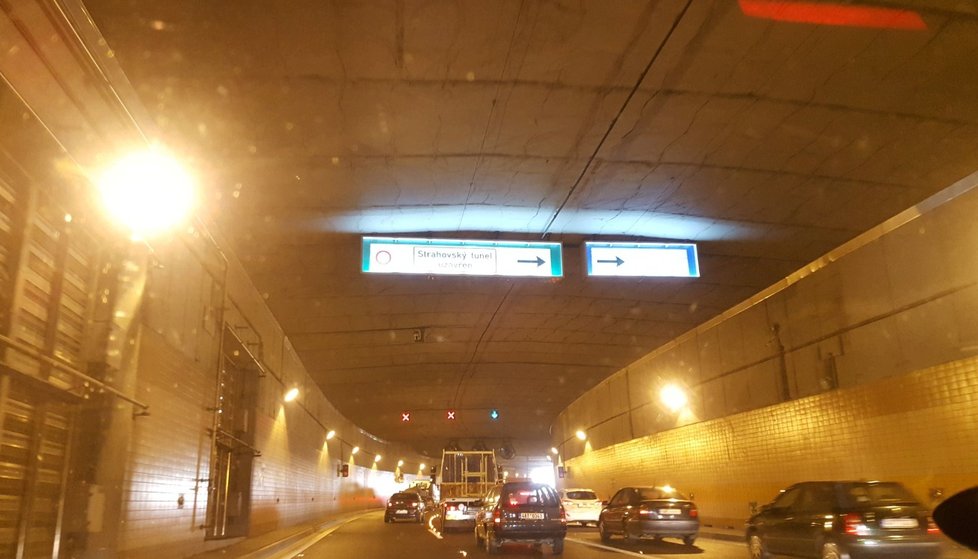 Dopravní nehoda dvou motorek, která se stala ve Strahovském tunelu, paralyzovala dopravu v Blance.
