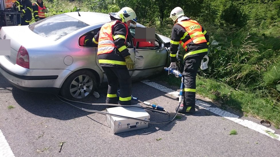 Mladík (27) pod vlivem alkoholu a drog havaroval. Vážně zranil spolujezdce.