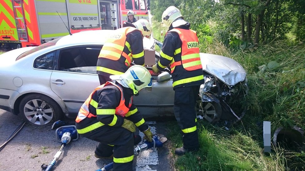 Mladík (27) pod vlivem alkoholu a drog havaroval. Vážně zranil spolujezdce.