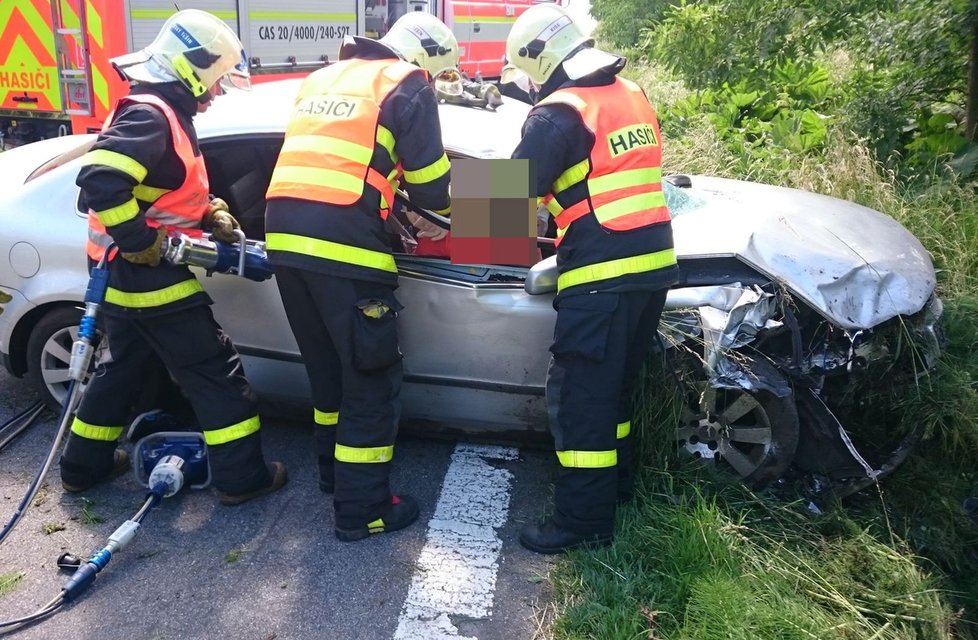 Mladík (27) pod vlivem alkoholu a drog havaroval. Vážně zranil spolujezdce.