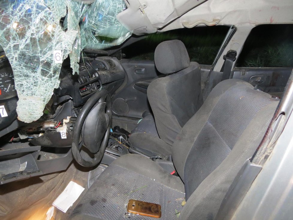 Opilý mladík (19) bez řidičáku boural v autě bez technické a pojištění. Těžce zranil čtyři spolujezdce.