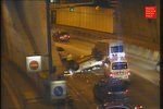V sobotu večer se osobní vůz vyboural při vjezdu do tunelu Strahov. Auto skončilo na střeše.