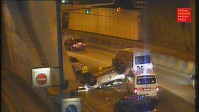 V sobotu večer se osobní vůz vyboural při vjezdu do tunelu Strahov. Auto skončilo na střeše.