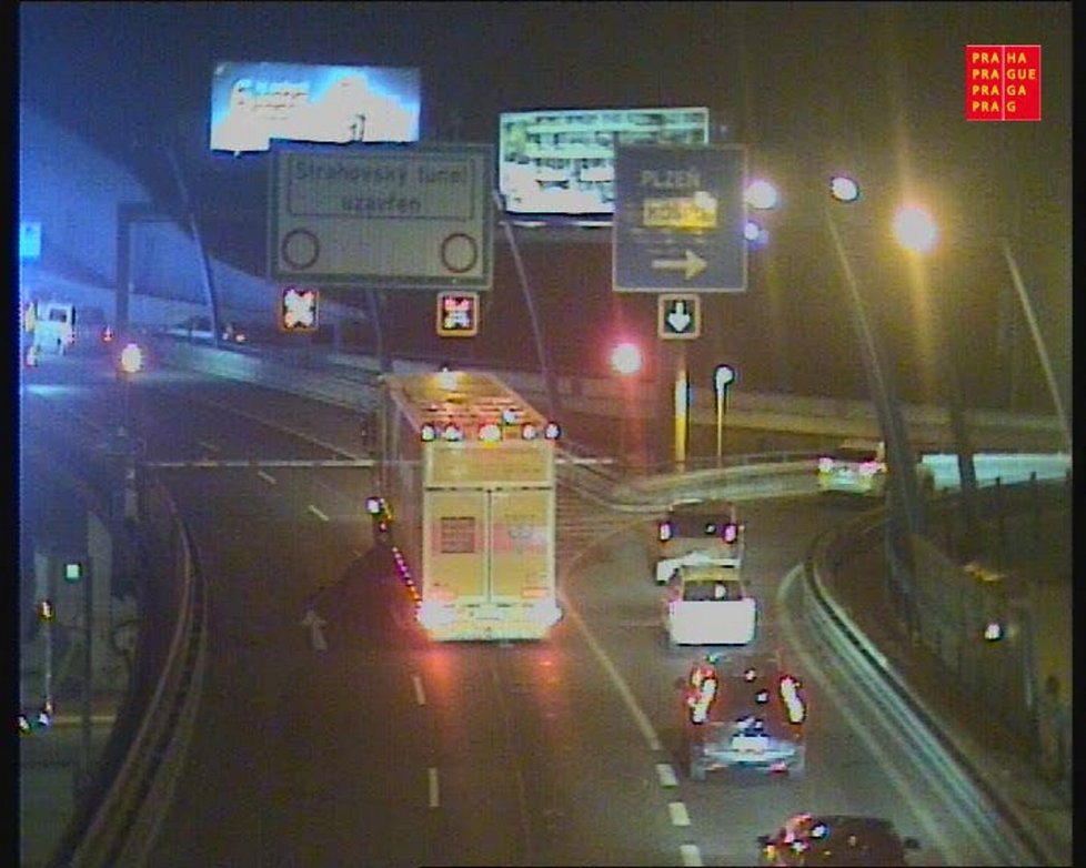 Dopravní nehoda u Strahovského tunelu.