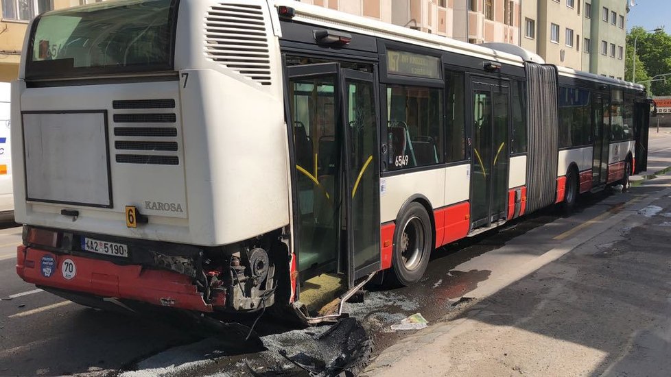 Při dopravní nehodě autobusu, osobního vozu a chodce utrpěli dvě osoby zranění.