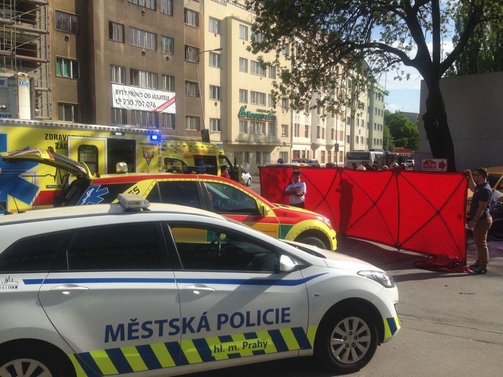 Po srážce osobního vozidla s autobusem skončili dva lidé v péči pražských záchranářů.