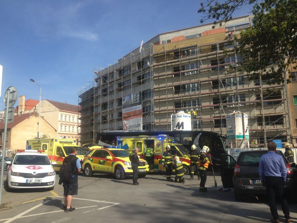 Po srážce osobního vozidla s autobusem skončili dva lidé v péči pražských záchranářů.