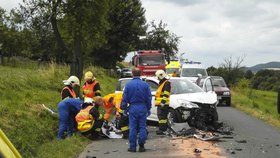 Dvě osobní auta se srazila v pondělí před polednem v Zadní Třebáni na Berounsku.