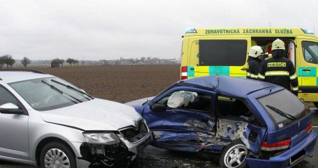 Tragická nehoda na Štědrý den: Po srážce aut na Orlickoústecku zemřeli dva lidé
